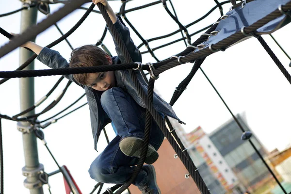 Net을 등반 하는 놀이터에서 아이 — 스톡 사진
