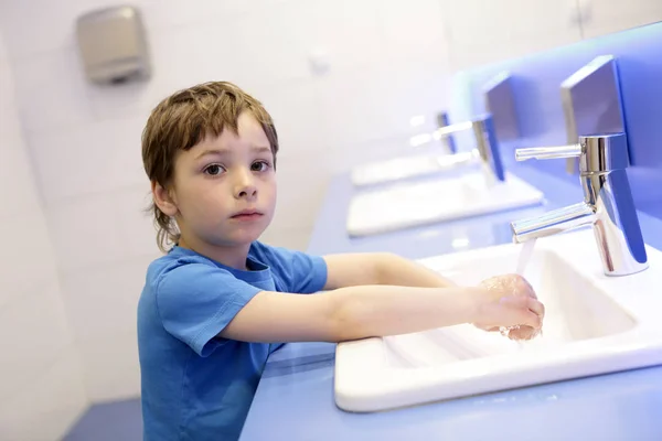 A gyerek kezet mos. — Stock Fotó