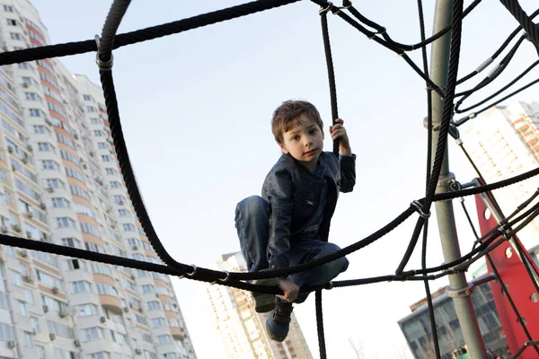 Παιδί στο playground αναρρίχηση δίχτυ — Φωτογραφία Αρχείου