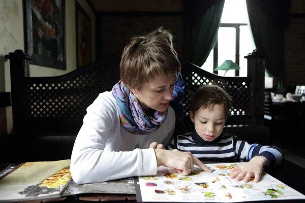 Mãe com seu filho no restaurante — Fotografia de Stock