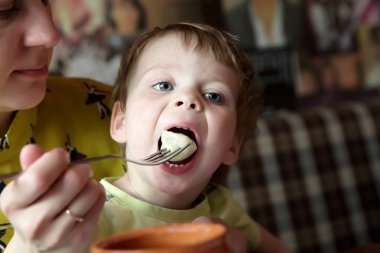 Anne beslenme oğul köfte ile