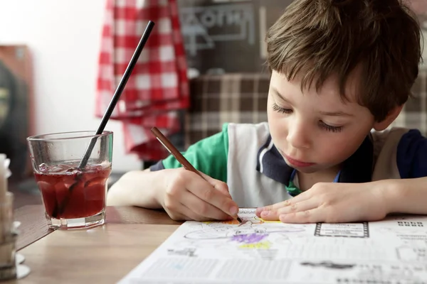 Boy drawing with pencils — Stock Photo, Image