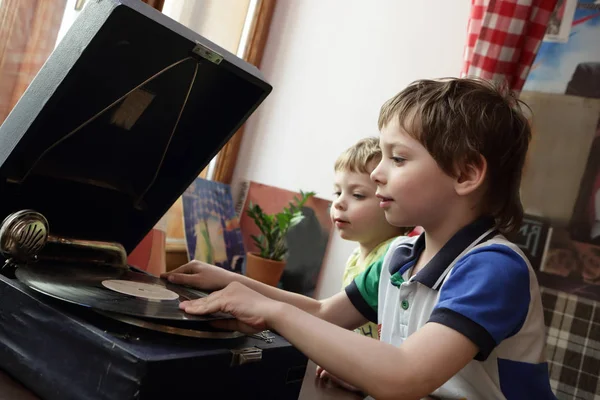 Kinder spielen mit Grammophon — Stockfoto