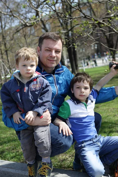 Otec se svými syny — Stock fotografie