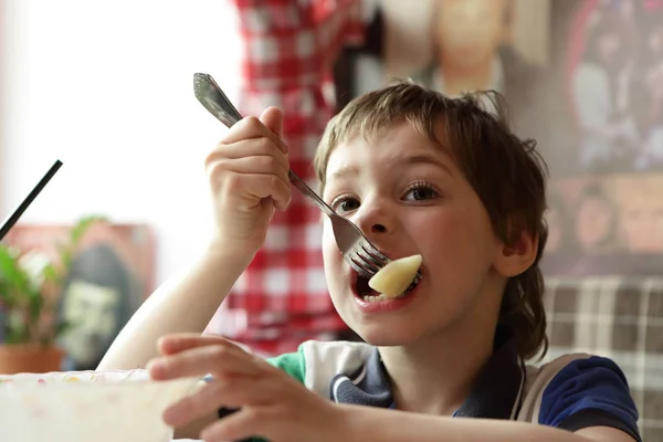 Kid äta dumplings — Stockfoto