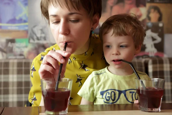 Mutter trinkt mit ihrem Sohn Saft — Stockfoto