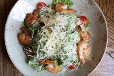 Karidesli Sezar salatası