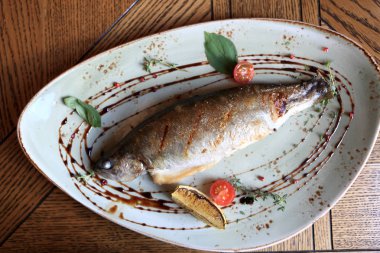 Kızarmış alabalık domates ile