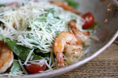 Sezar salatası ile plaka