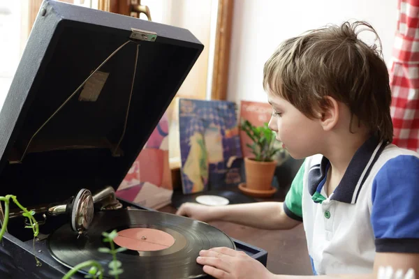 Menino brincando com gramofone — Fotografia de Stock