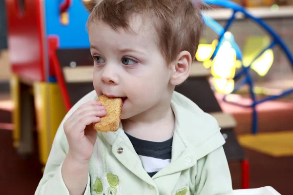 Chłopiec jedzenia ciastek — Zdjęcie stockowe