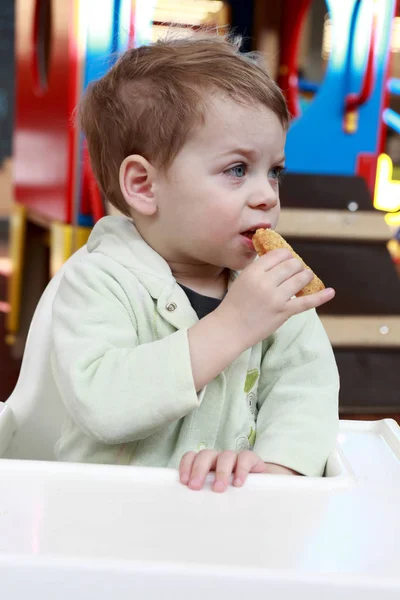 Child eating biscuit — Stock Photo, Image