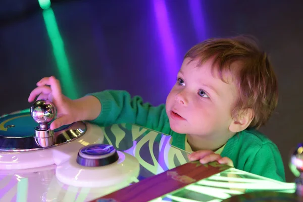 Niño en el parque de atracciones — Foto de Stock