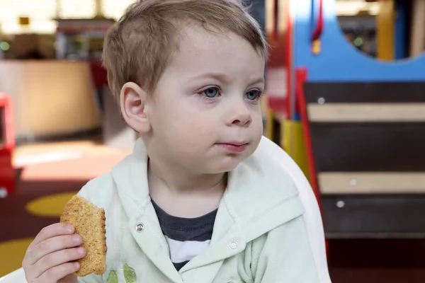 Dziecko jedzenie biscuit — Zdjęcie stockowe