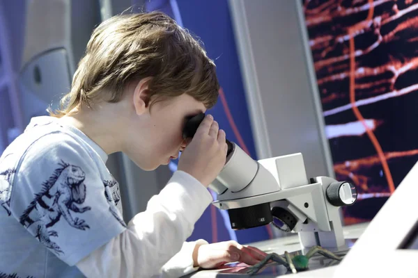 Child with microscope — Stock Photo, Image