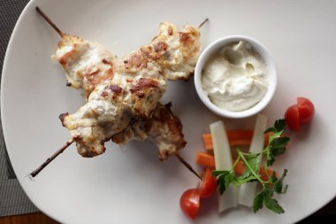 Sopa üzerinde kebap