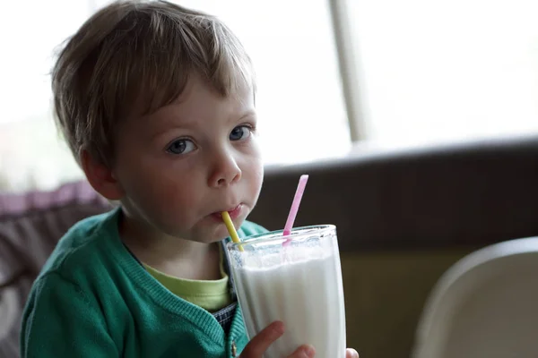 Criança que bebe batido — Fotografia de Stock