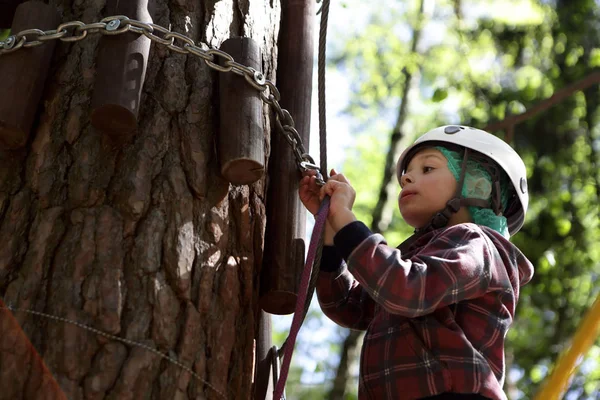 Menino escalando no parque de aventura — Fotografia de Stock