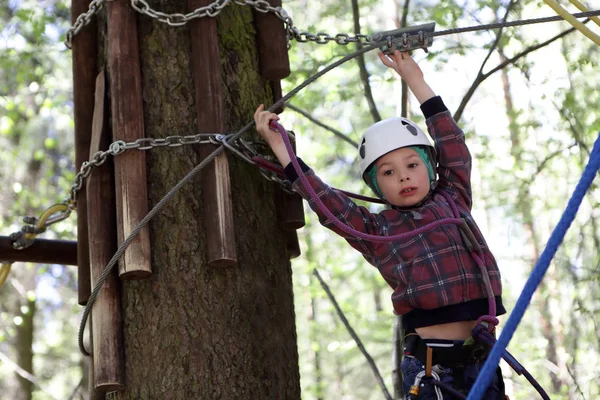 Boy climbing in rope park — Stock Photo, Image