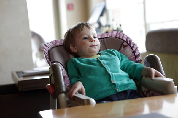 Niño sentado en la silla alta — Foto de Stock