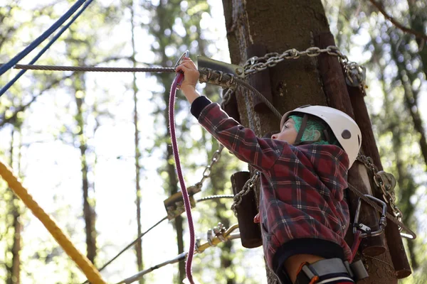 Kid climbing in adventure rope park — Stock Photo, Image