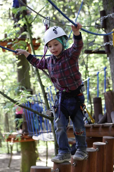 Preschooler climbing in adventure park — Stock Photo, Image