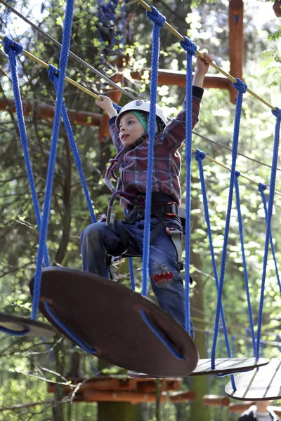 Escalada preescolar en el parque de cuerdas — Foto de Stock