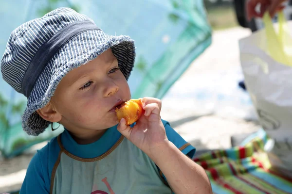 Şeftali yiyen çocuk
