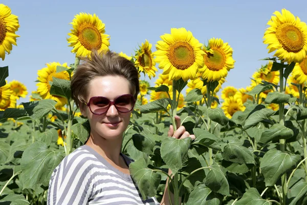 Vrouw onder zonnebloemen — Stockfoto
