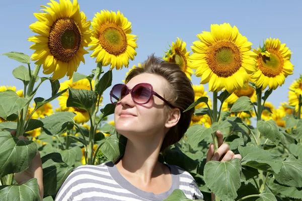 Ayçiçeği arayan kadın