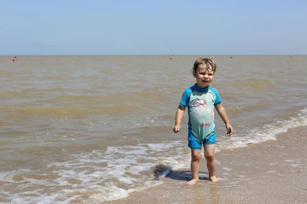 Menino na praia — Fotografia de Stock