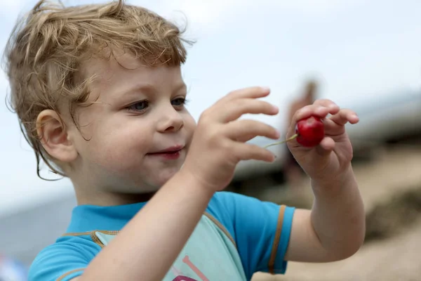 Bambino con ciliegia — Foto Stock