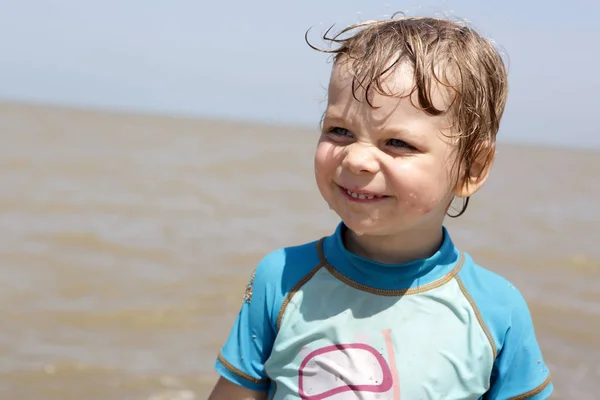 Kid på stranden — Stockfoto