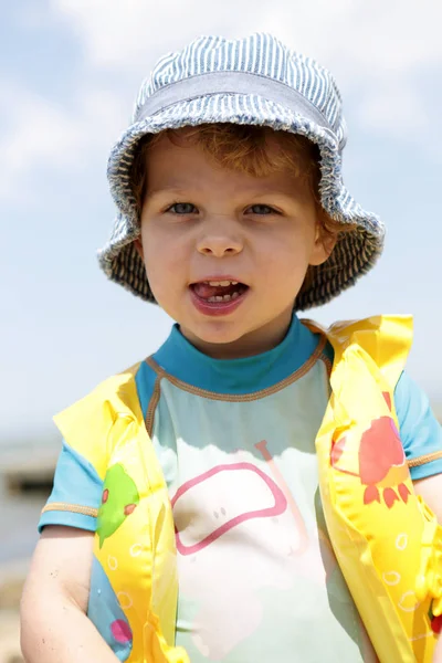 Kid on sky background — Stock Photo, Image