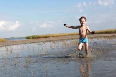 Çamur iyileşmesinde çalışan çocuk