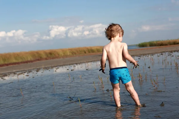 泥の治癒に立っている少年 — ストック写真