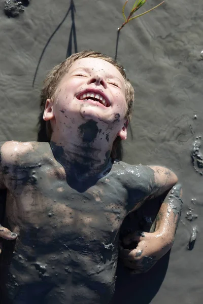 아이 치유 진흙에 누워 — 스톡 사진