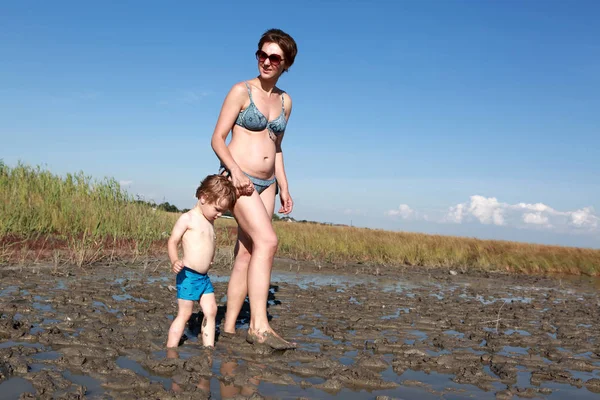 Moeder met zoon in genezende modder — Stockfoto