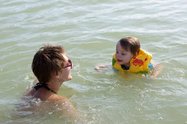 Mère avec fils nageant — Photo