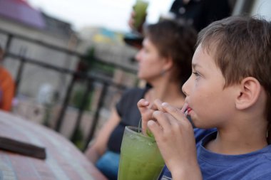 Çocuk meyve smoothies vardır