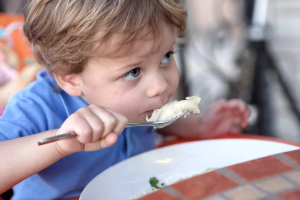 Criança comendo vareniki — Fotografia de Stock