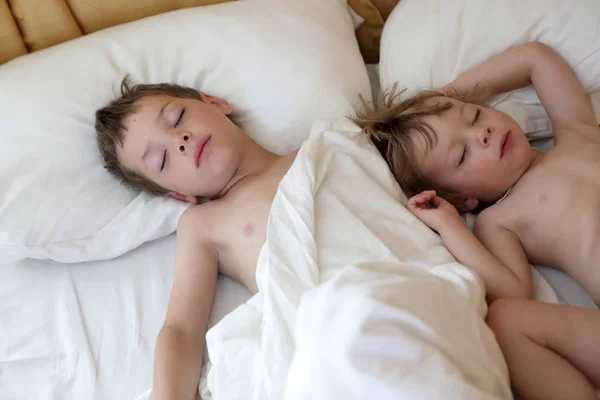 Fratelli che dormono sul letto — Foto Stock