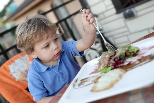 Barnet har sallad — Stockfoto