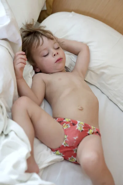 Παιδί που κοιμάται στο κρεβάτι — Φωτογραφία Αρχείου