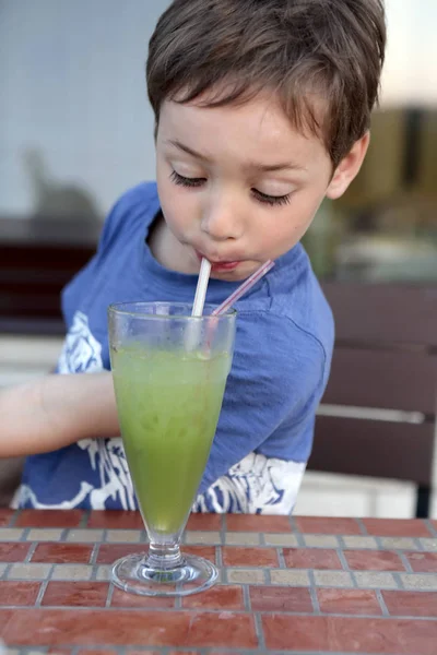 El chico tiene batidos de frutas. — Foto de Stock