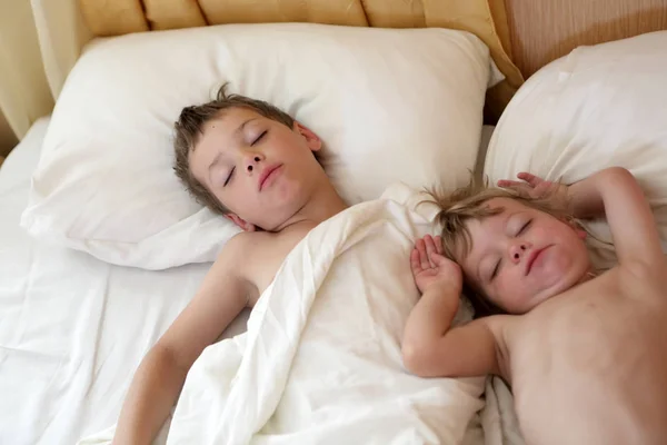 Barn som sover på säng — Stockfoto