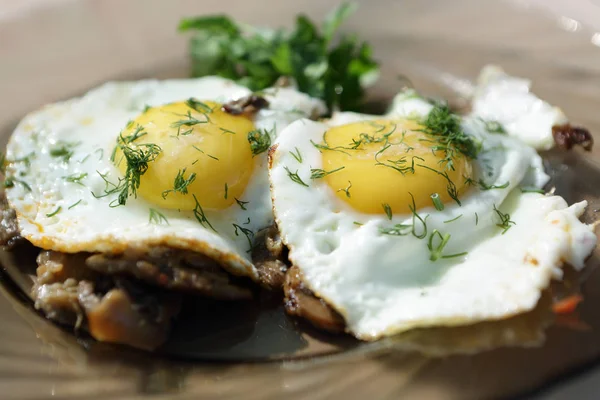 Dereotu ile kızarmış yumurta