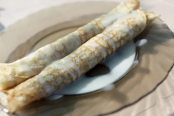 Pfannkuchen mit Kondensmilch — Stockfoto