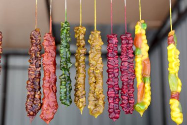 Semt pazarı, çeşitli cevizli sucuk