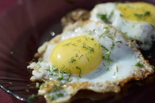 Жареные яйца на завтрак — стоковое фото